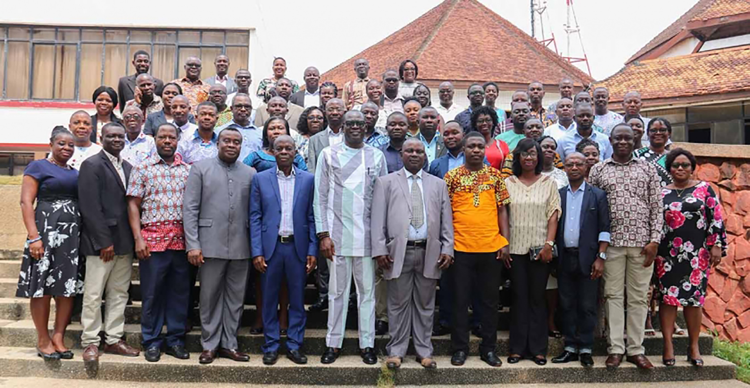 Pro-Vice-Chancellor and Resource Personnel in a group photograph with participants