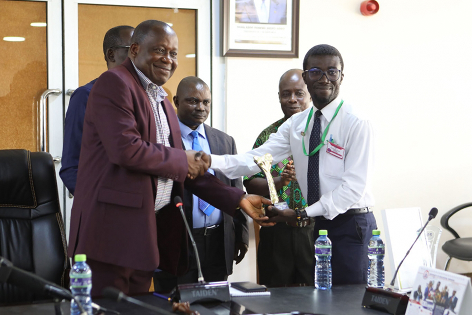 Gideon Asumadu Appiah-Agyei, National Student Journalist of the year in a handshake with the Vice-Chancellor