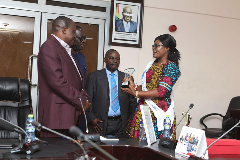 Dr. Mavis Amo-Mensah presenting the award to the Vice-Chancellor, Rev. Fr. Prof. Anthony Afful-Broni