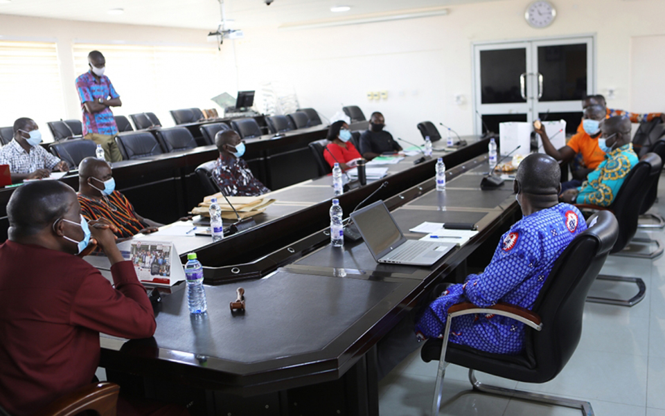 Management of UEW interacting with the delegation from the Company