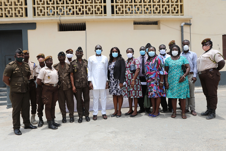 Members of the two institutions in a group picture after the presentation