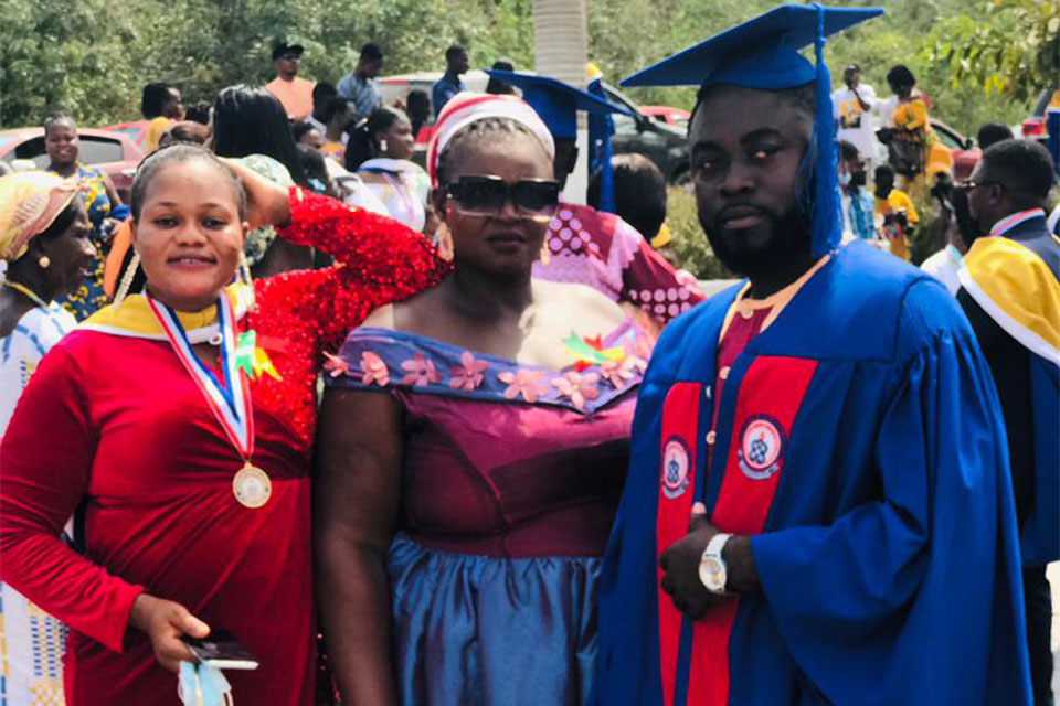 Ms. Priscilla Akwagu (left) with well wishers who graced her graduation 