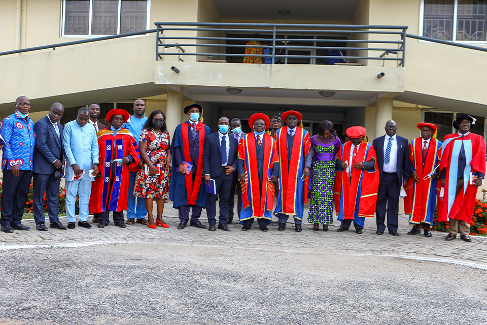 Management of the University and some dignitaries in a group picture after the ceremony
