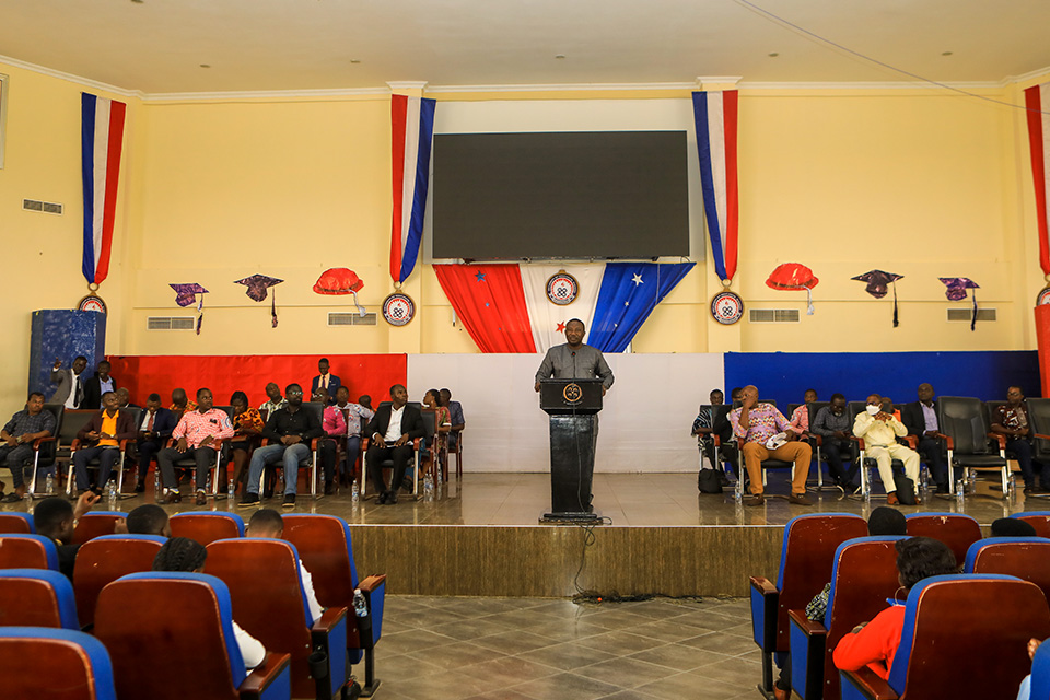 The Dean of the School of Business urging students to put ideas into practice for greater success