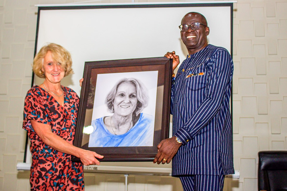 Pro-Vice-Chancellor (right) presenting a portrait to the main speaker 