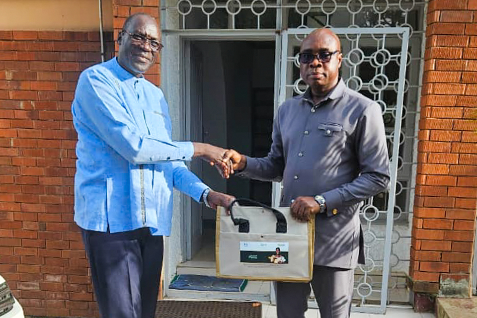 UEW Vice-Chancellor shaking hands 