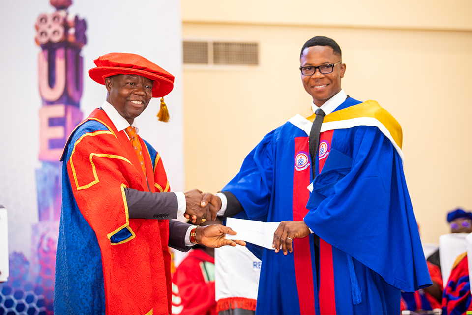 Prof. Frimpong Kaakyire Duku, Principal of the College of Distance and e-Learning presenting the Hon. Joe Ghartey Best Bachelor of Business Administration Award to the valedictorian